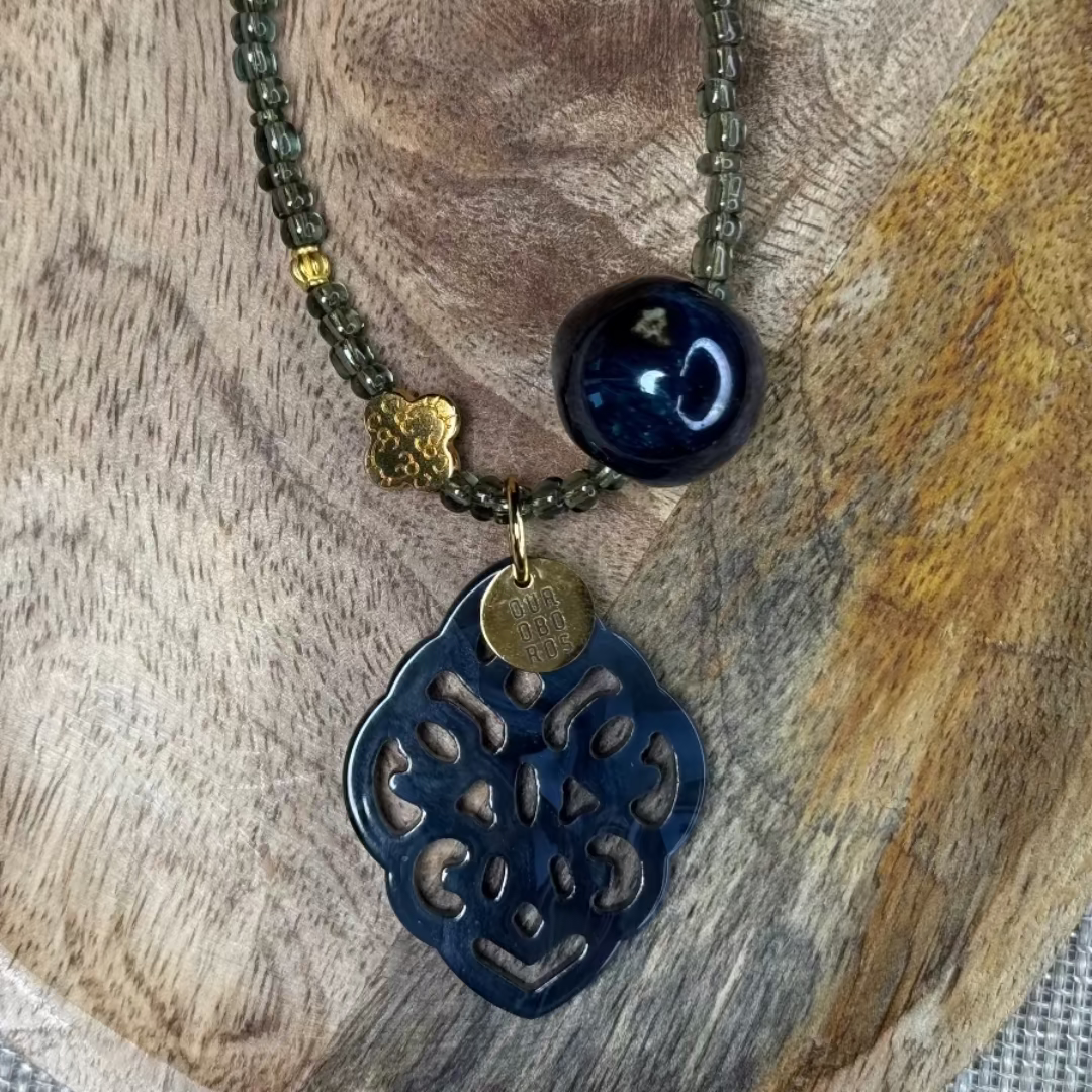 Mystic Oudh | Ketting | 4mm kraal | Hanger | Ouroboros By Soraya